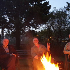 Večerní relax u ohně po pilování Ora Et Labora