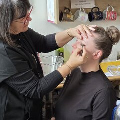 Zuzka připravuje Báru na natáčení - líčení a oblečení