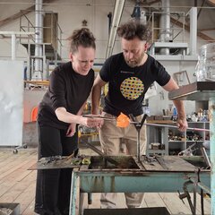 Bára si taky chtěla vyzkoušet sklářské řemeslo