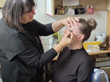 Zuzka připravuje Báru na natáčení - líčení a oblečení Zuzka připravuje Báru na natáčení – líčení a oblečení