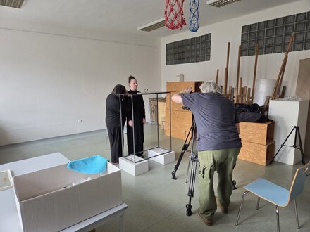 Zuzka, Bára a Vítek - příprava scény, Karkula hledá odraz světla Zuzka, Bára a Vítek – příprava scény, Karkula hledá odraz světla