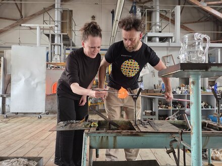 Bára si taky chtěla vyzkoušet sklářské řemeslo Bára si taky chtěla vyzkoušet sklářské řemeslo